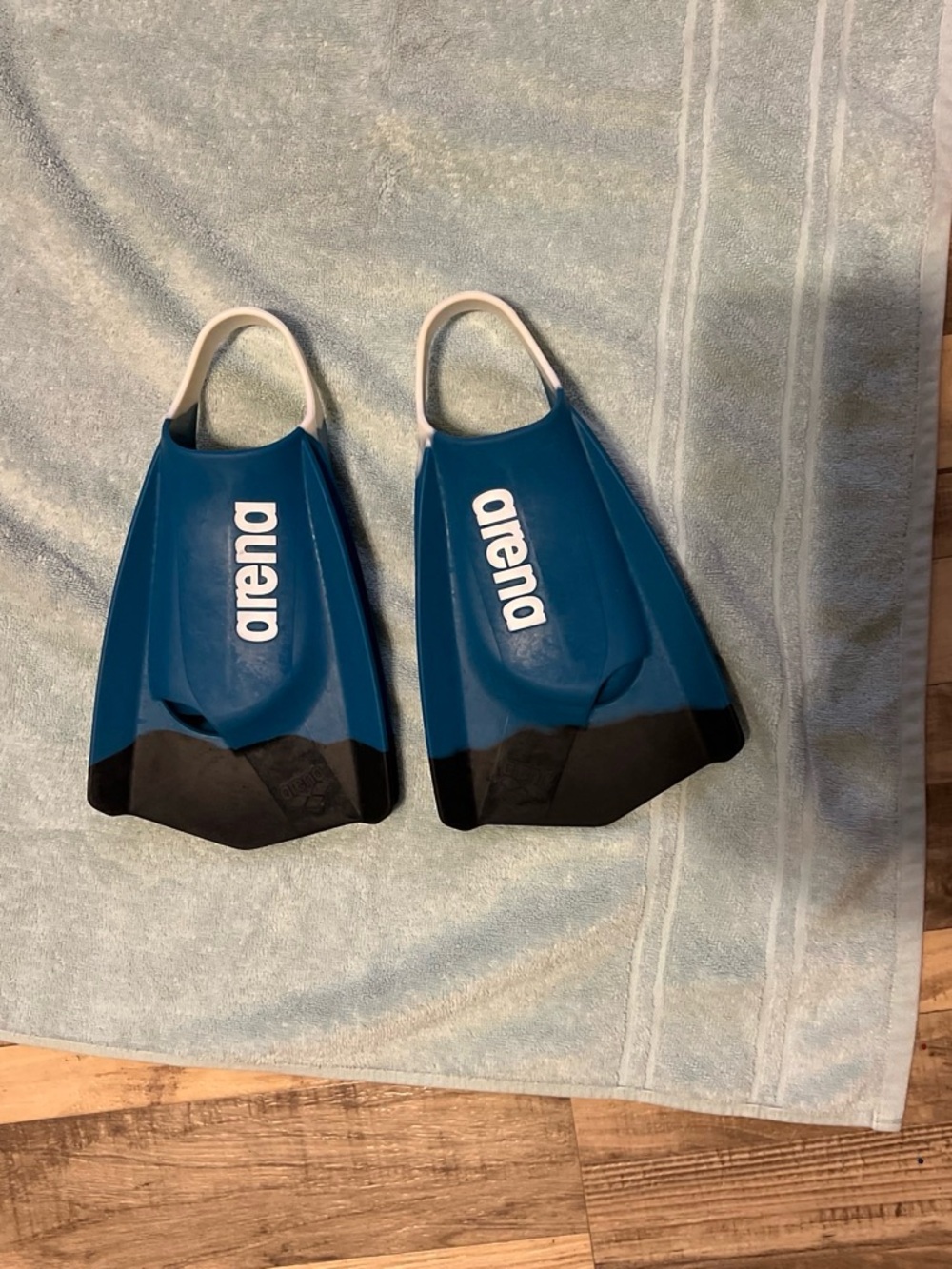 Arena men’s sizing Short Blade Swim Fins in Blue/Black